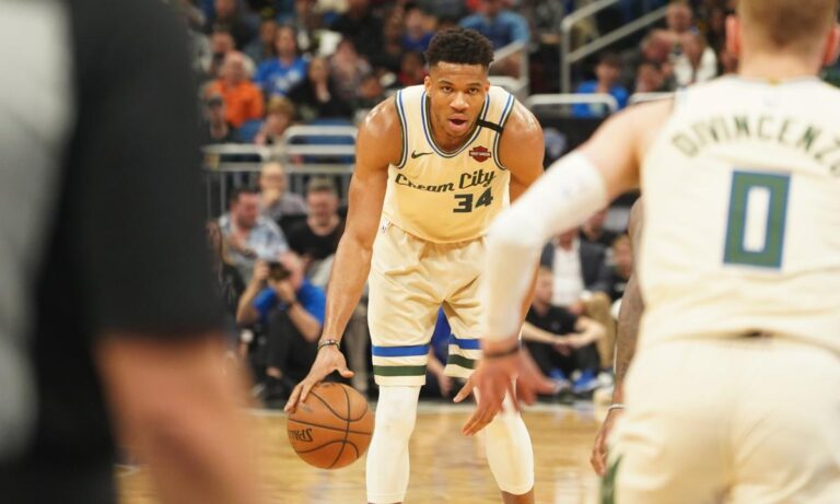 Joel Embiid pokořil 70 bodovou hranici! K.A. Towns pokořil 60 bodovou hranici, Dončič a Adetokunbem mají triple-double