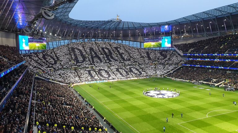 Ake skóroval kontroverzním gólem v 88. minutě a poslal svůj Manchester City přes mimo formu hrající Spurs do pátého kola FA Cupu