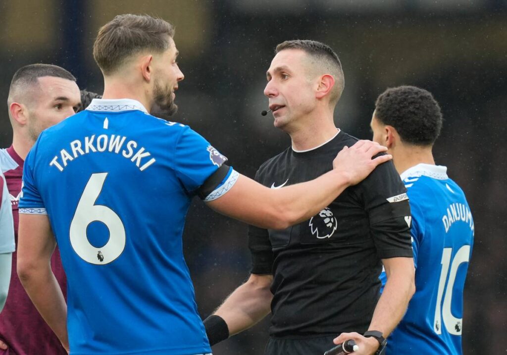 Everton, Tarkowski, rozhodcí