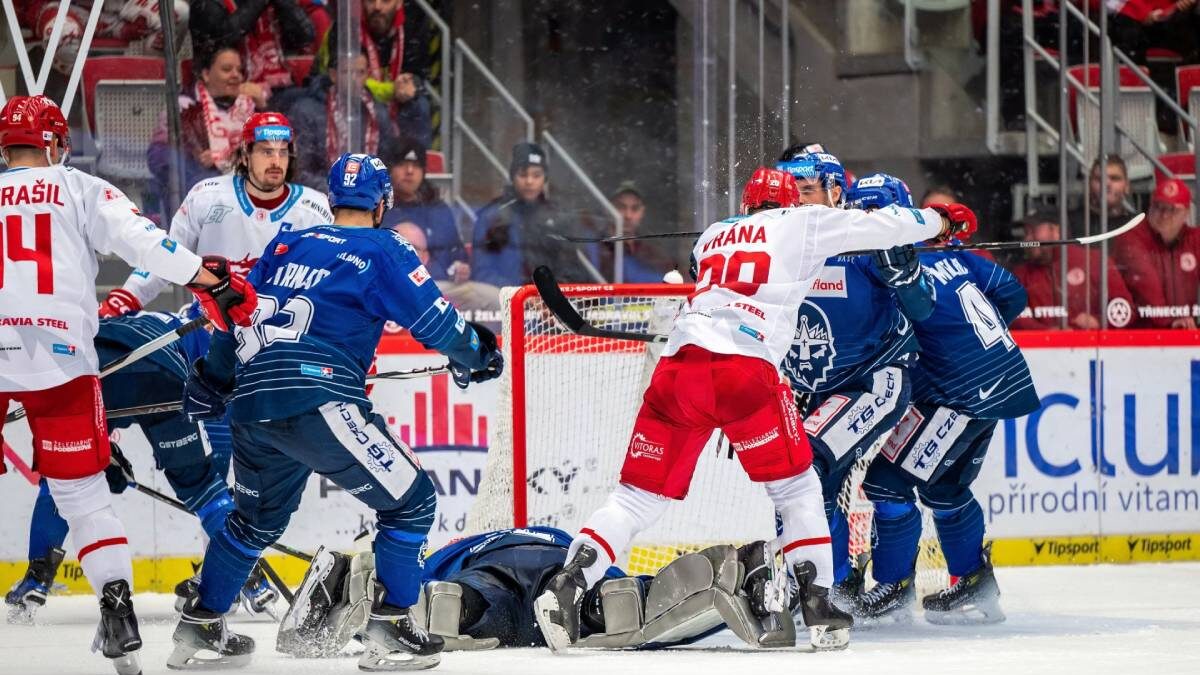 Kladno prohrálo již 12. utkání v řadě! Třinecký Benjamínek svou první brankou pomohl k pětigólové nadílce