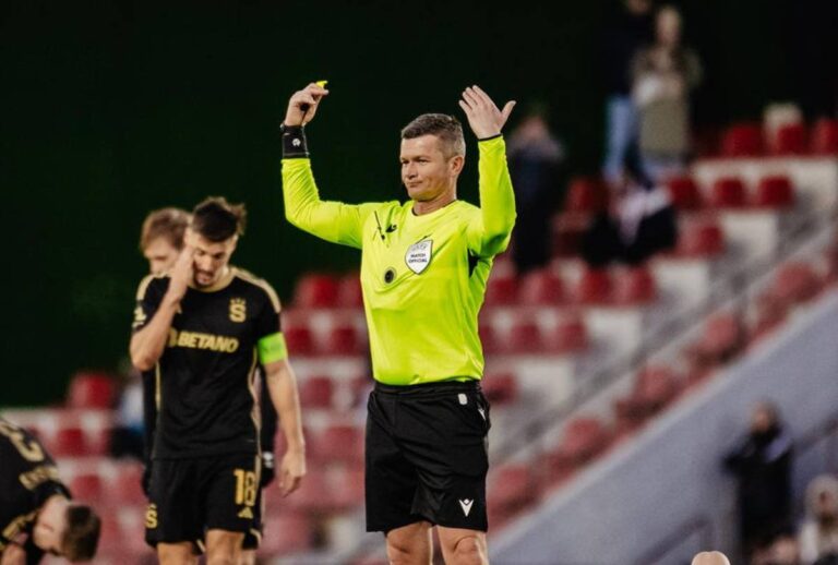 To snad ne! Derby bude pískat rozhodčí, co zpackal loňský vyhrocený duel v Edenu. Radost nemají ani slávisté, ani sparťané