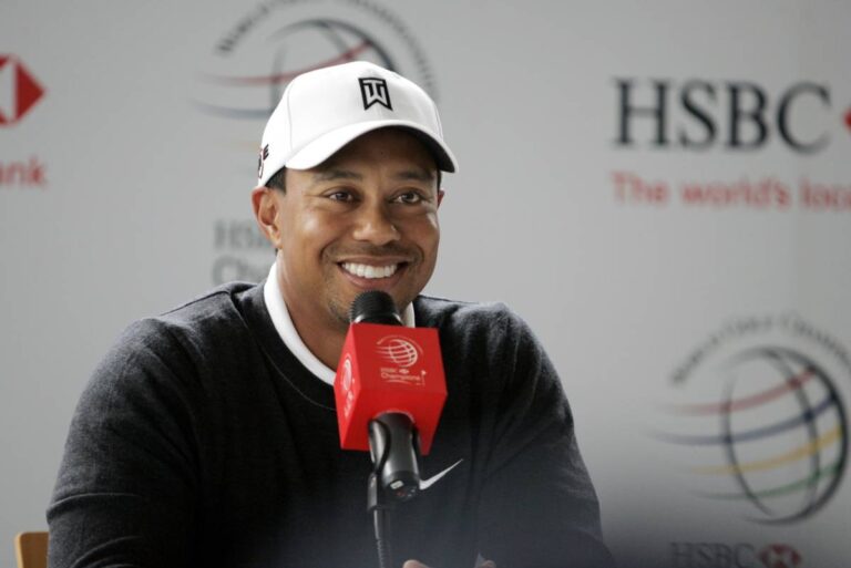 Tiger Woods je zpět! Bez trenéra, v novém hábitu a s chutí do hry