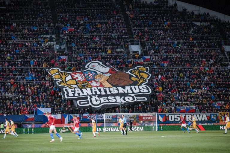 Šilhavý, vrať se! Fanoušci na sociálních sítích hodnotí nepovedené vystoupení českého týmu. Rvali se jak lvi, píše se