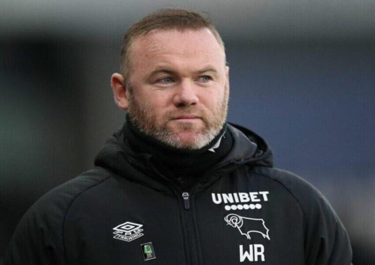 Může koučovat Manchester United? Wayne Rooney se po krutém vyhazovu dočkal zastání od legendy a bývalého spoluhráče