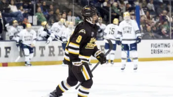 Měří 170 centimetrů, ale na univerzitě sbírá jedno ocenění za druhým. Dočká se Adam Benák NHL?