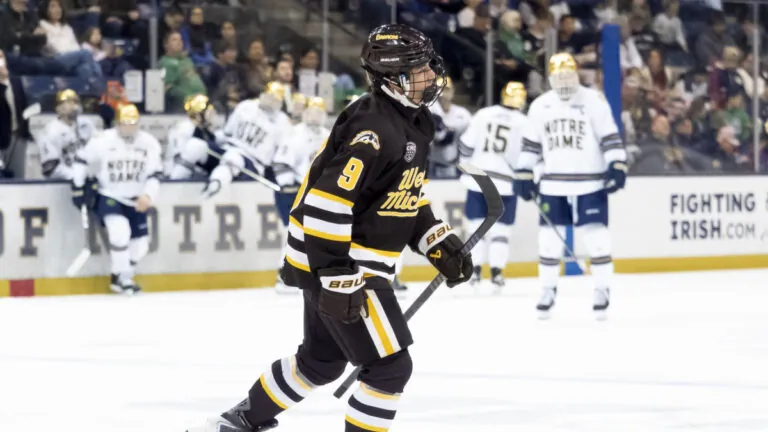 Měří 170 centimetrů, ale na univerzitě sbírá jedno ocenění za druhým. Dočká se Adam Benák NHL?