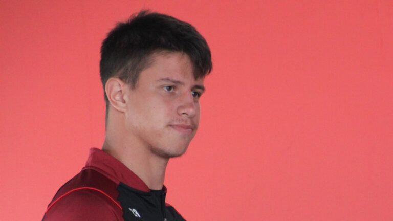 Smolař Hložek napálil břevno, soupeř pak udeřil z penalty a poslal Frankfurt do vedení