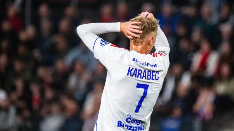 Karabec přispěl k dalšímu gólu Lyonu, Šulcovi uškodilo vyloučení spoluhráče