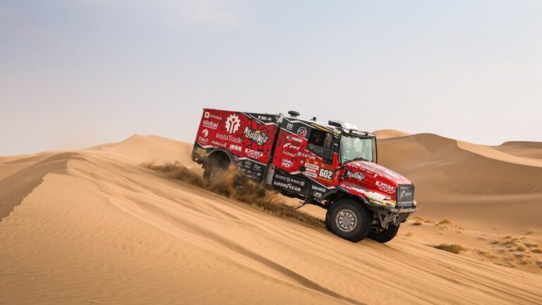 Dakar 2026 – 11. etapa: Loprais kraluje v Al Henakiyah, Brabec „pustil“ vedení Benavidesovi