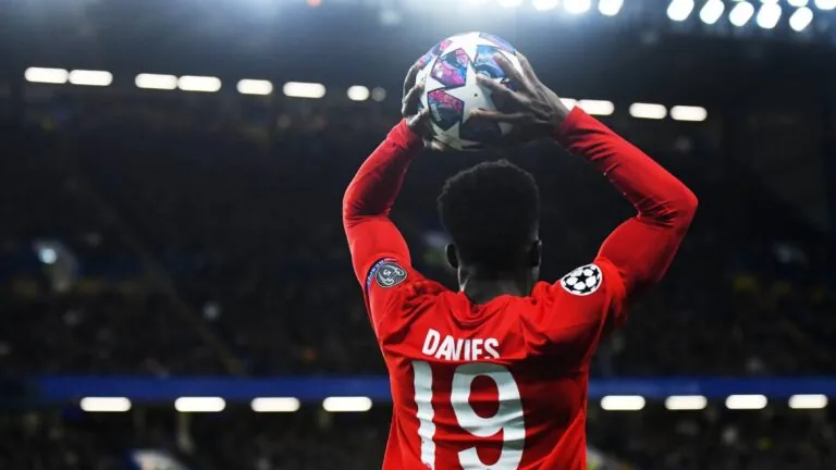To myslí vážně? Alphonso Davies ukázal fanouškovskou realitu mistrovství světa
