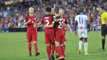 USA si v domácím prostředí poradily i s Austrálií a mohou se těšit na vyřazovací boje