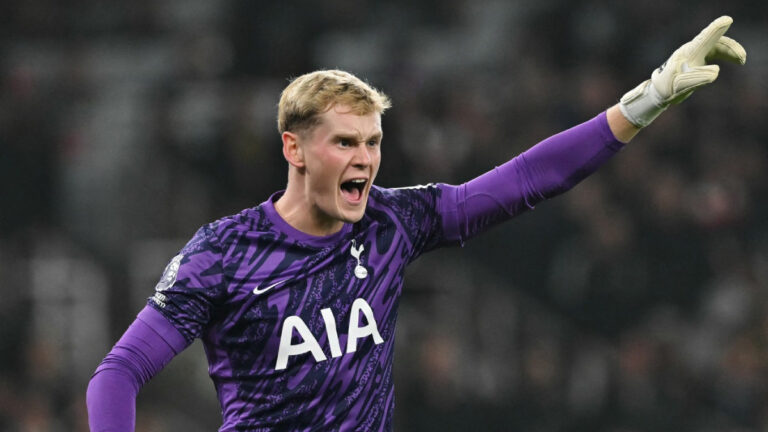 Fanoušci Tottenhamu reagují na absenci Kinského na soupisce pro Evropskou ligu. Mnozí se radují, další rozhodnutí nechápou