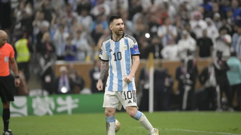 VIDEO: Lionel Messi hattrickem a srovnal Kloseho rekord. Kouká po něm i Mbappé