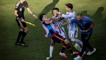VIDEO: Paredes po finále MS ve fotbale 2026 běsnil. Napadl Španěly a dostal červenou