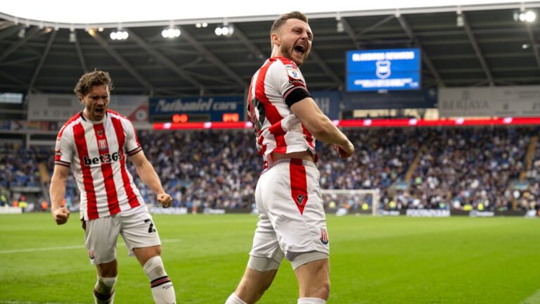 VIDEO: Bizarní trefa v Anglii. Obránce Stoke City skóroval zadnicí, z gólu je virální záležitost