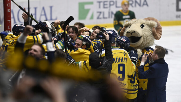VIDEO: Maskot Zlína se porval! Vytočený Beran se po nájezdech oháněl po hráčích Kolína