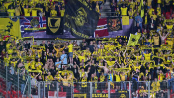 Příkladná péče o hosty z Norska: Slavia v Edenu vylepila texty v jejich rodném jazyce