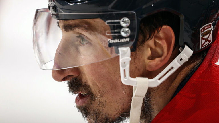 Legendární Brad Marchand zpět v Bostonu. Při návratu neudržel slzy