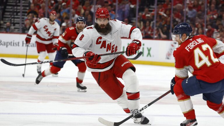 Nečas v Coloradu vítá bývalého spoluhráče. Brent Burns může napodobit Bourqueho