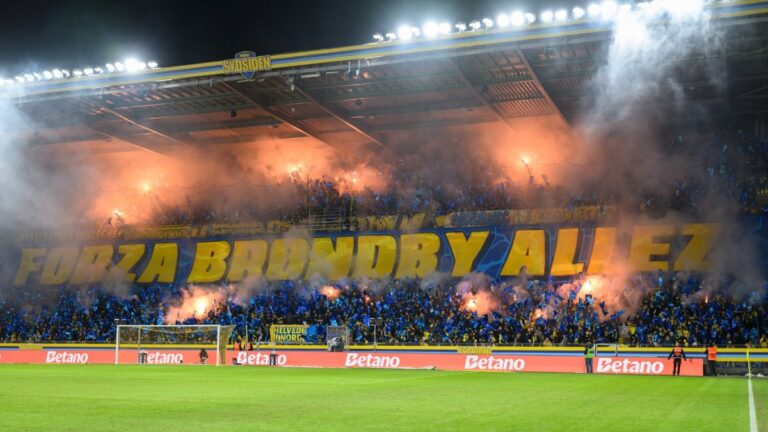 Jak to věděli? Bizarní scény v Dánsku, fanoušci Brøndby přišli na stadion s nářadím na demolici plotu