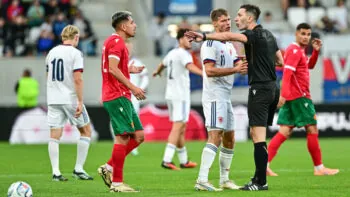 Mezinárodní ostuda v Hradci: Bulharům při hymně na obrazovce svítila vlajka Maďarska