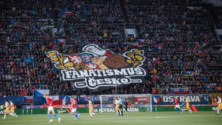 Chování Albánců? Šílené, středověk ještě neskončil. Čeští fanoušci na sítích reagují na vypískanou hymnu a nešetří kritikou