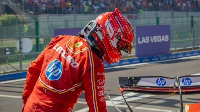 Monza je červená! Leclerc před tribunami naplněnými Tifosi předvedl magický výkon, Verstappen se nedostal ani na stupně vítězů