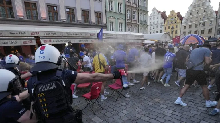 VIDEO: Fanoušci Chelsea a Betisu mění Wroclaw před finále EKL k nepoznání: rvačky, pyro a židle v akci