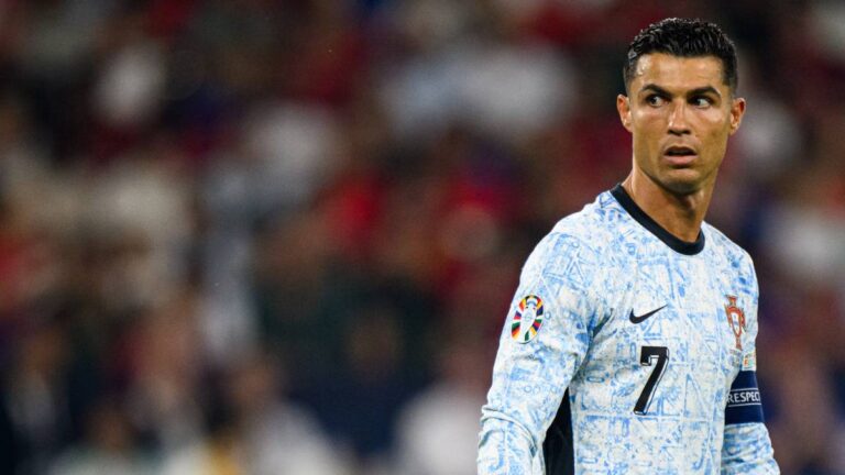 Cristiano Ronaldo opět zuřil, v záchvatu vzteku utekl do šaten. Vynuloval jej 41letý skotský gólman, britská média a fanoušci si jej podávají