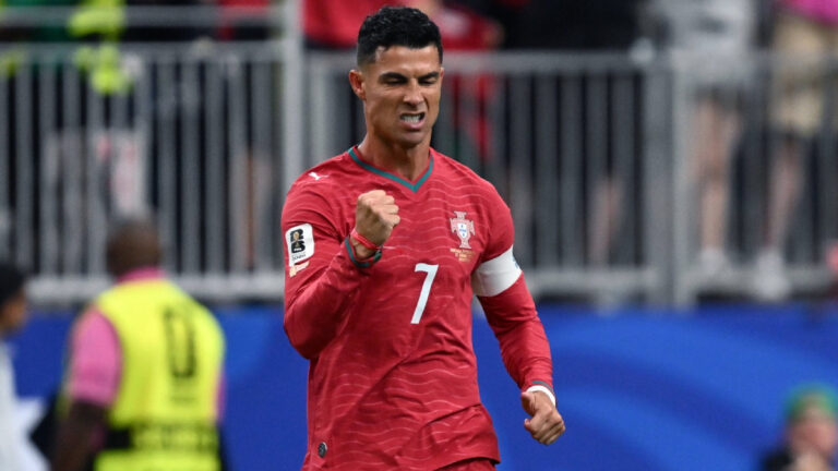 VIDEO: Ronaldo jde ve stopách Messiho! Během první půle setnul Uzbekistán dvěma góly