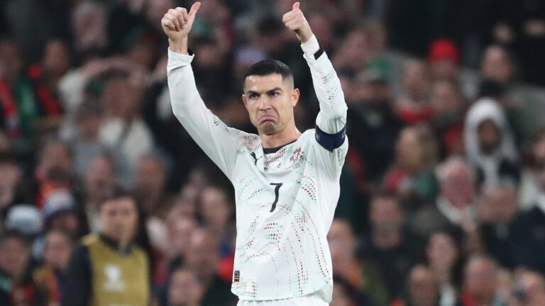 To nechceš. Karma? Irští fanoušci si Ronalda po vyloučení vychutnali