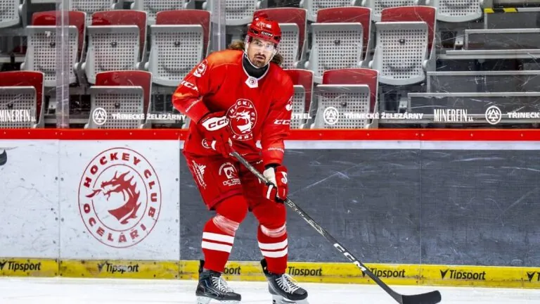 Třinecký válec drtí extraligu. Voženílek se našel, experti chválí i mladíka