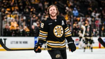 Češi v NHL: Pastrňák režíroval výhru Bostonu, Dostál deptal Vegas a Hertl pálil v přesilovce