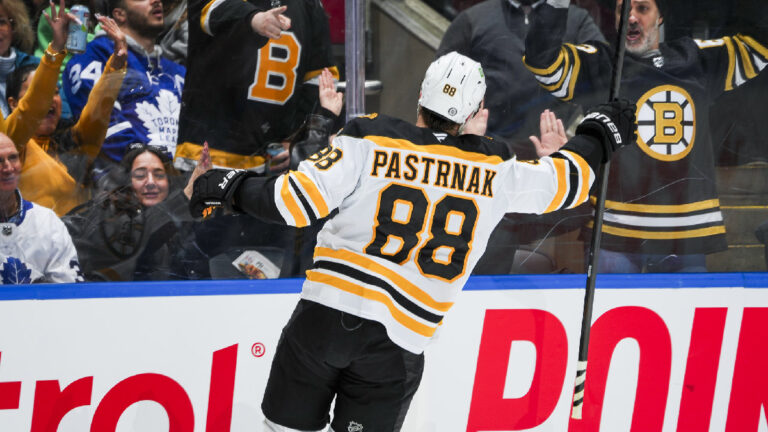 David Pastrňák přispěl dvěma asistencemi k výhře Bostonu. Na poražené straně byl český brankář