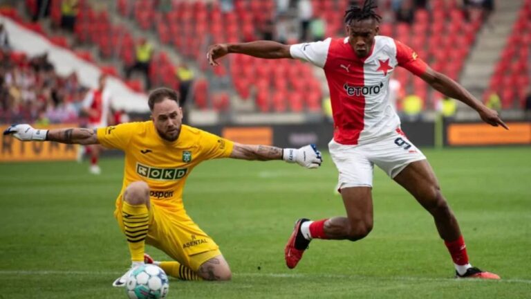 Ve hře je i návrat do Česka! Hráč Slavie Praha se v Anglii zranil, nyní se řeší, co s ním bude. Vyjádřil se i Rooney