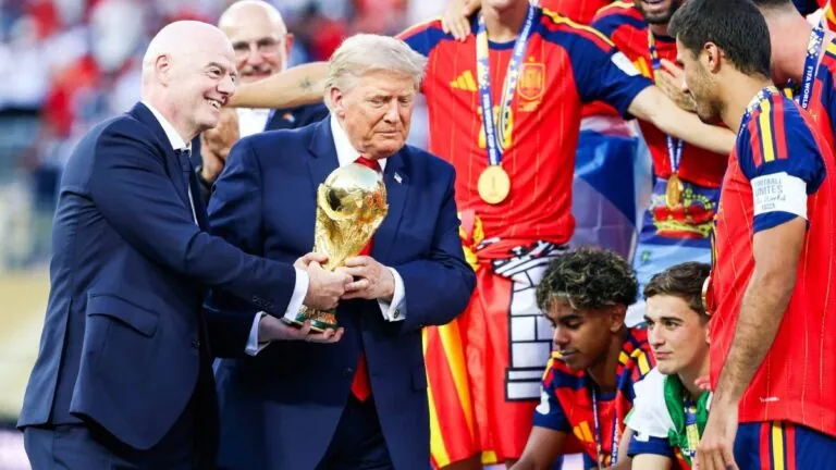 „Vypadni ze záběru!“ Trump se nacpal k oslavám mistrů světa, fotbaloví fanoušci zuří