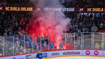 5 304 lidí sledovalo výhru Brna i nebezpečný exces s pyrem. Dukla na Kometu doma nestačila