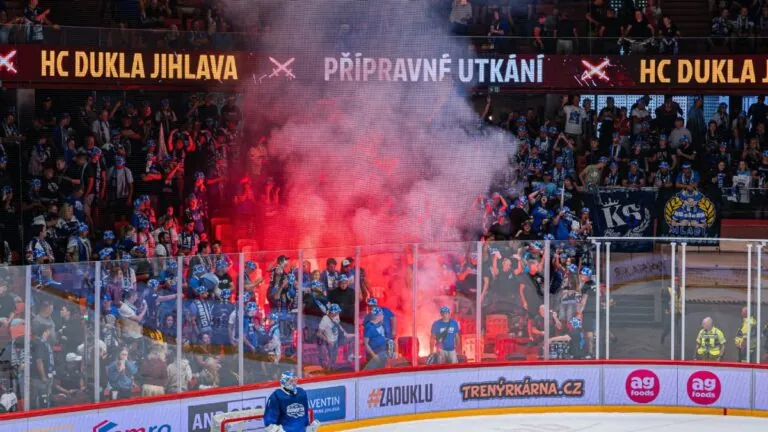 5 304 lidí sledovalo výhru Brna i nebezpečný exces s pyrem. Dukla na Kometu doma nestačila