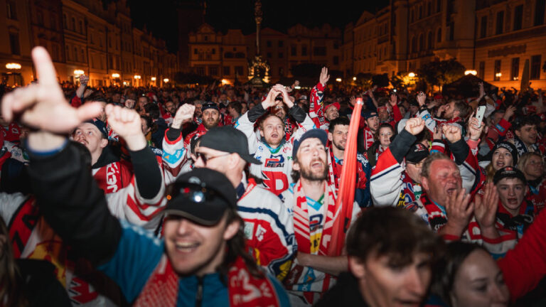 Sedlák s pivy, Kautovy cigarety a plné náměstí aneb Jak Pardubice slavily titul