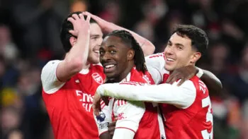Arsenal zdemoloval Tottenham po hattricku Ezeho a odskočil na čele Premier League