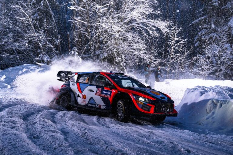 Sněžný masakr! Rallye Švédsko vede po sobotě Lappi před Fourmauxem, pouze čtyři vozy elitní třídy Rally1 na čele
