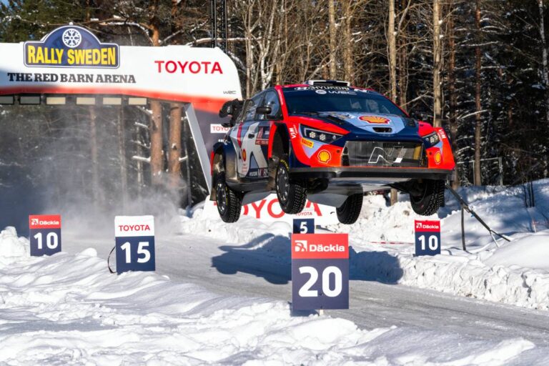 Krok vzad, dva kroky vpřed? WRC v naději na lepší budoucnost zahodí v roce 2025 hybridní pohonné jednotky