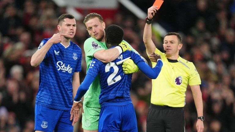 Šílenost v Premier League: Hráči Evertonu se poprali mezi sebou, rozhodčí tasil červenou