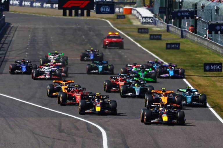 Verstappen dalším bezchybným výkonem ovládl VC Japonska. Sainz si v Suzuce připsal další stupně vítězů. Cunoda domácí fanoušky nezklamal