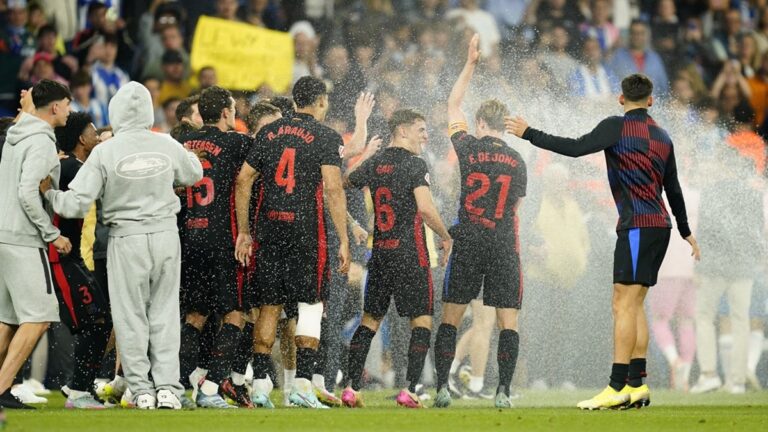 Přehnaná rivalita? Barcelona slavila titul na hřišti rivala, ten marně zkusil oslavy narušit zavlažováním