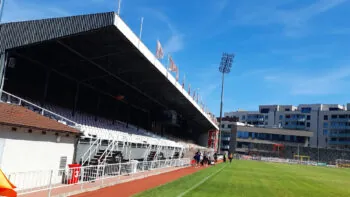 Slávistická rezerva střídá Spartu. Sešívané béčko zabírá žižkovský stadion