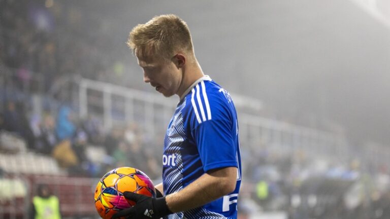 VIDEO: Neuvěřitelné. Zdravotník Sparty napálil facku hráči Olomouce, záběr jako z Turecka