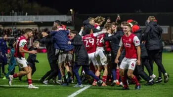 Šok v Ligovém poháru: Arsenal vypadl se čtvrtoligovým Fleetwoodem, Dowman viděl červenou