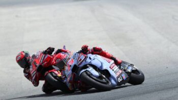 Málem se octl na zemi, přesto Marc Márquez zahájil víkend v americkém Austinu vítězstvím ve sprintu MotoGP