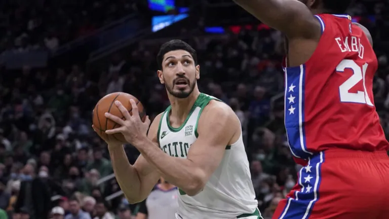 Ochrana ženského sportu? Bývalí hráči NBA Enes Freedom Kanter a Royce White míří na draft WNBA
